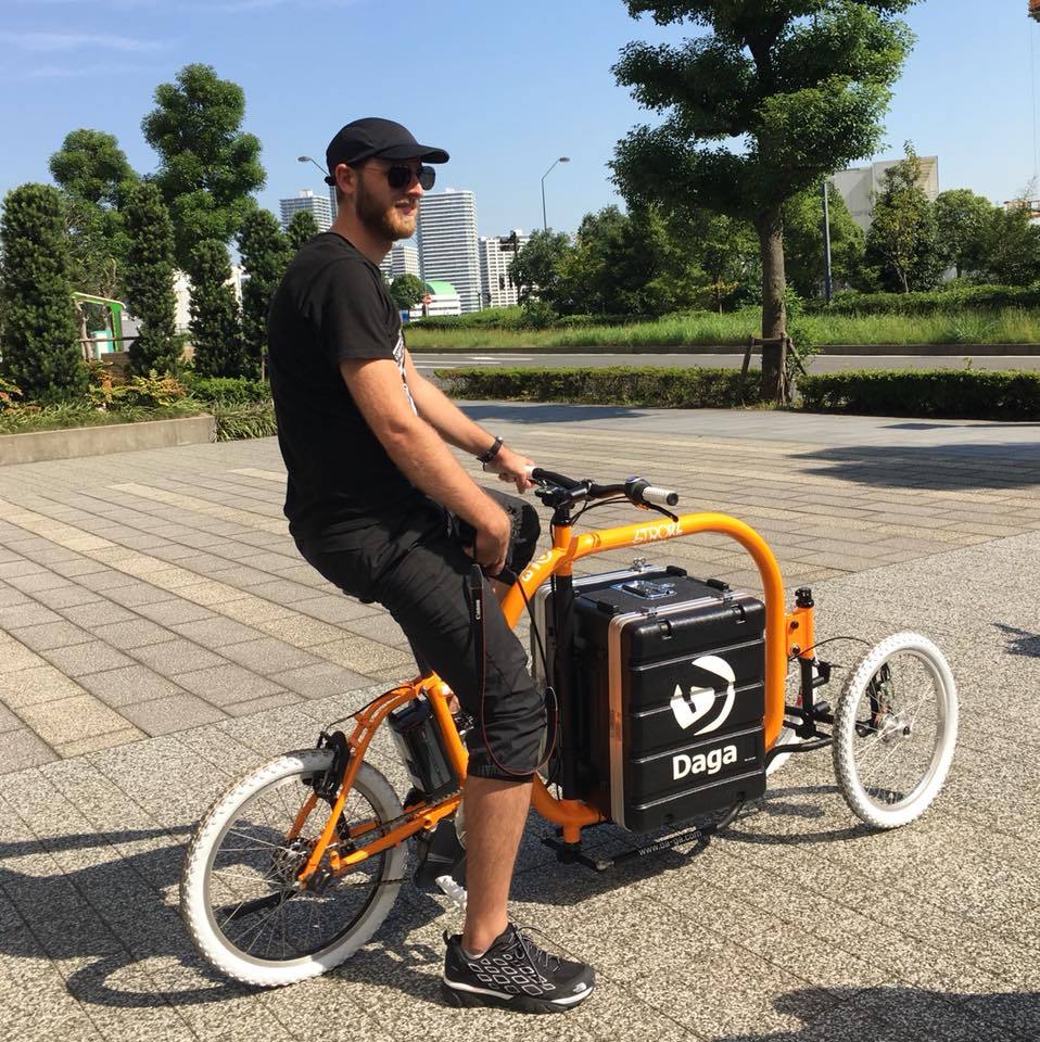 身長190cmオーバーの外国の方が乗ると子供用に見えます。