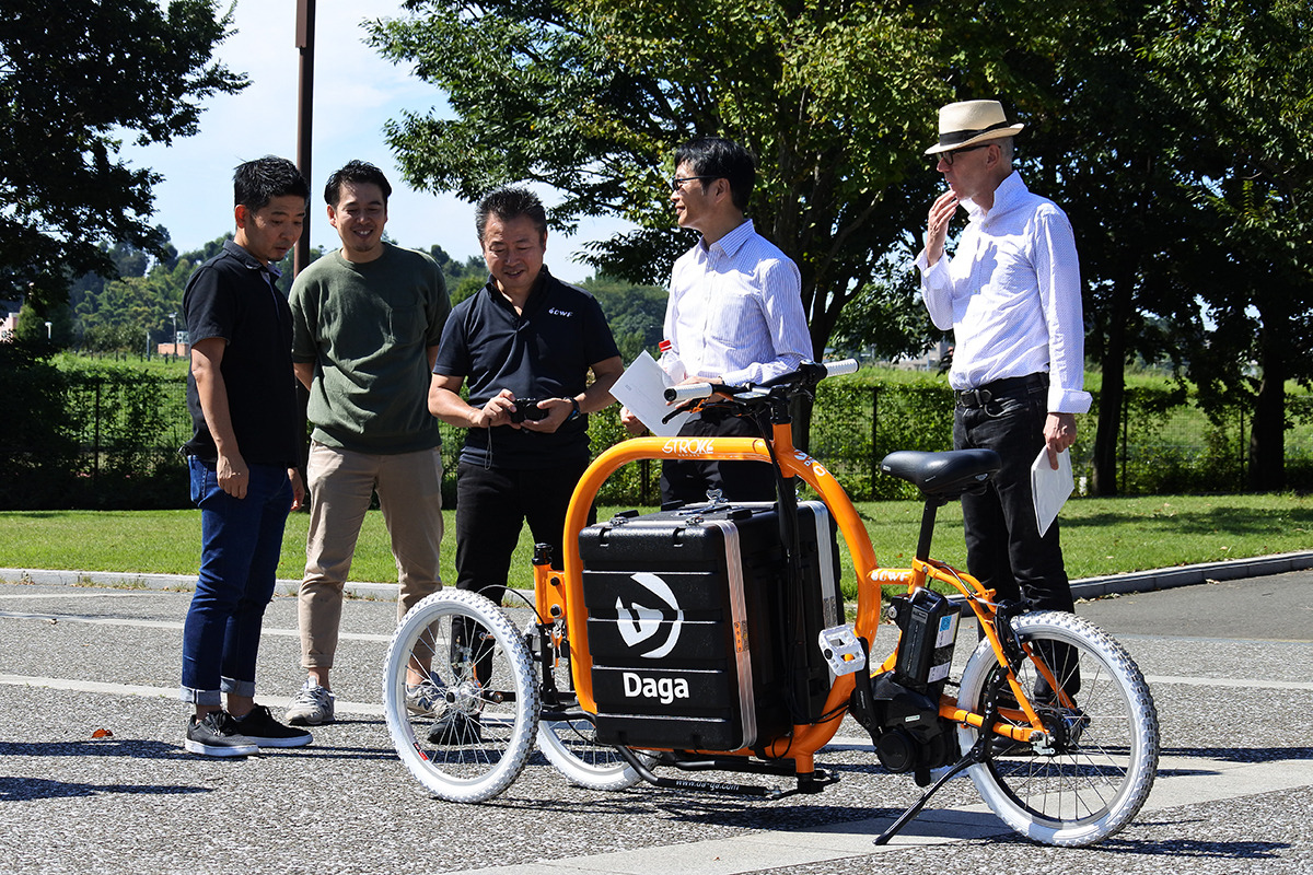 3輪自転車を前に意見交換
