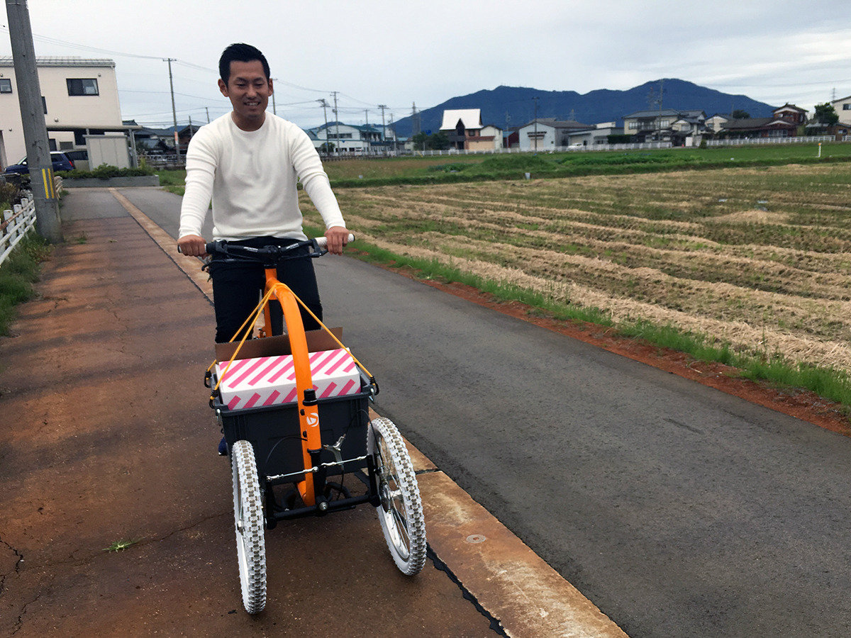 未知の乗り物に戸惑いながらも笑顔で乗りこなしていました