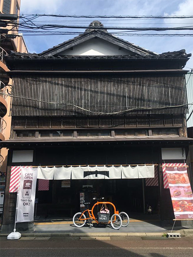 三条市のカフェTREE前で撮影