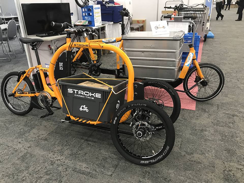 カーゴバイクで有名なBULLITTと並べてみました。しかも偶然同じ色!
