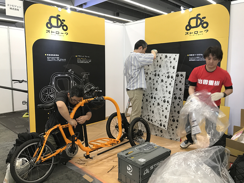 部品製作をお願いしている業者の人も加わって施工