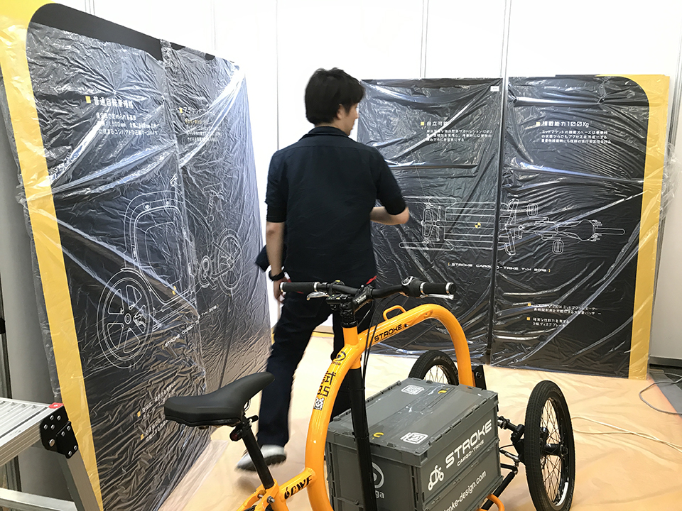 予め社内でプリントしたボードを貼り付けていきます