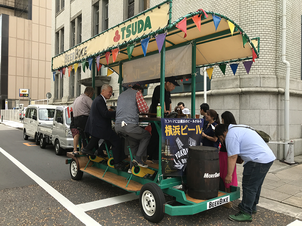 ビール飲みながら皆で漕いで移動できるビアバイクも登場