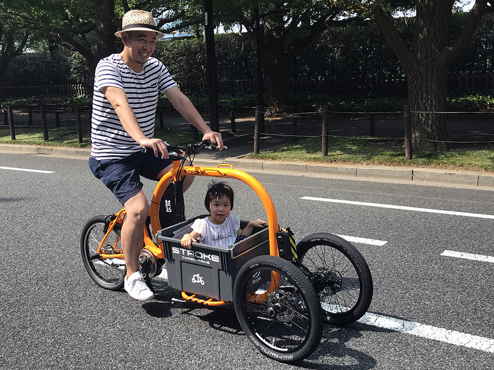 子連れで来ていたスタッフ。試しにカーゴボックスに乗ってもらいました。とても気に入った様子で終始笑顔。