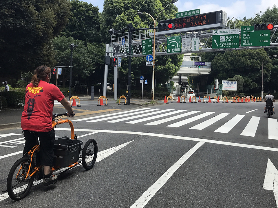 神宮外苑は指定日に道路を封鎖してサイクリングロードになります。でも信号は厳守!