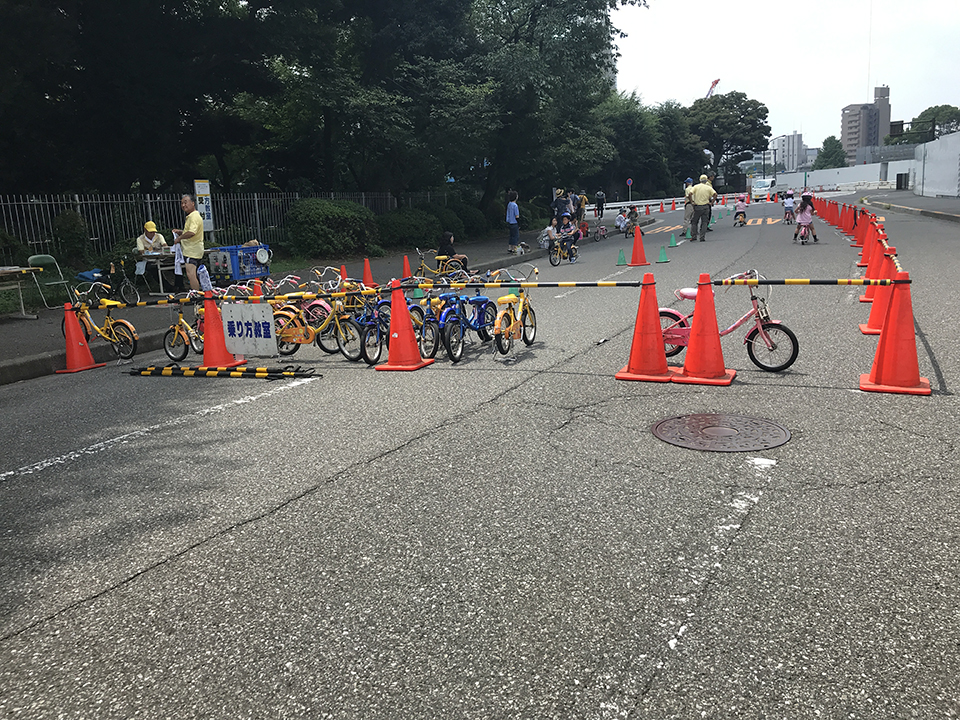 神宮外苑では色々な自転車関連の催しが。ここでは子供たちの自転車講習会。